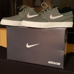 New Nike Shoes Size 7
